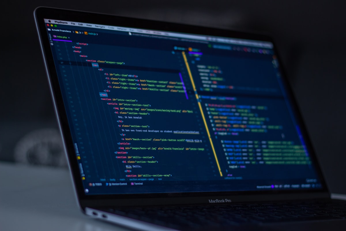 Éditeur de code affichant du Rust — le langage gagne en maturité côté outilage