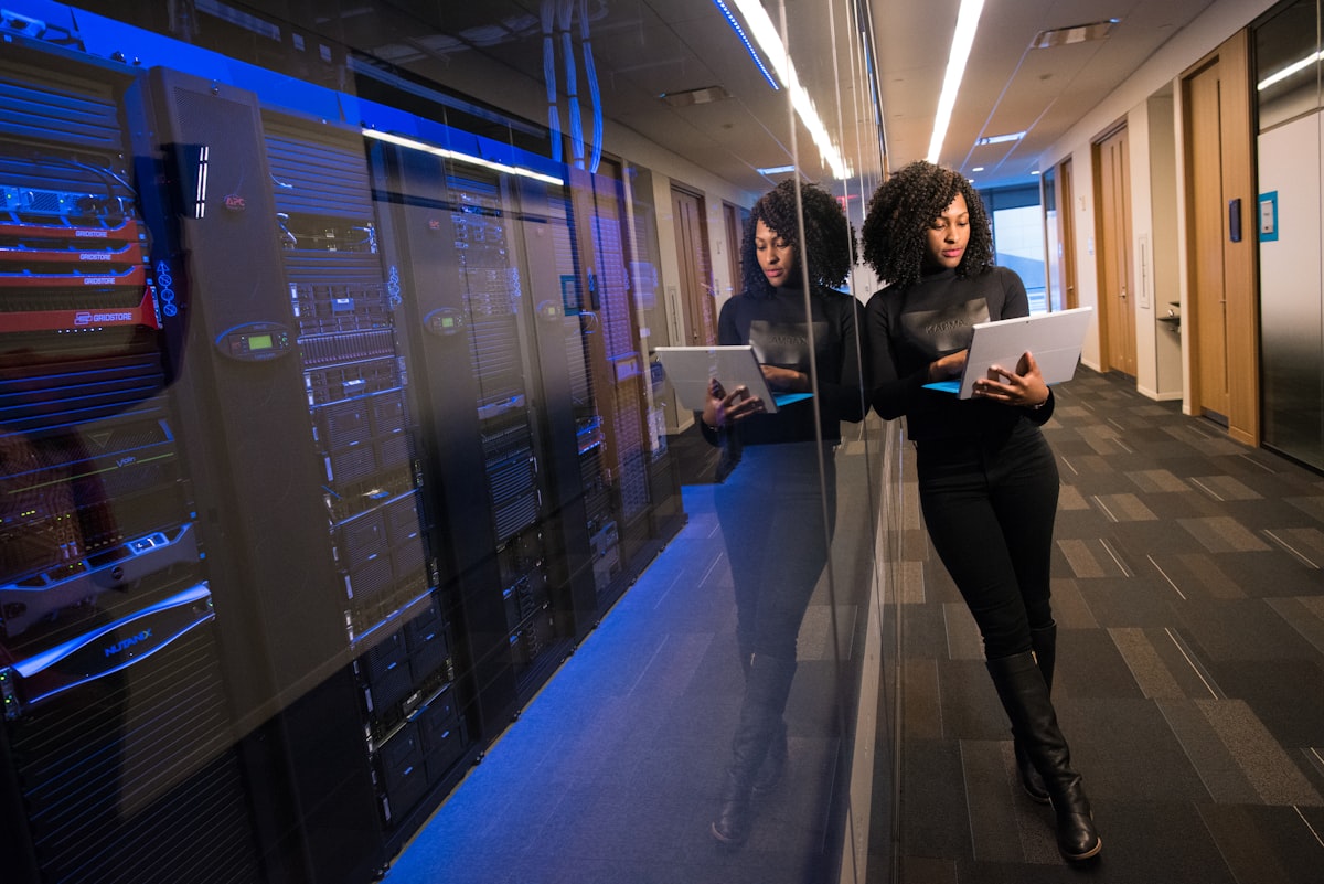 Baie de serveurs dans un datacenter — Rust gagne du terrain côté back-end et infrastructure